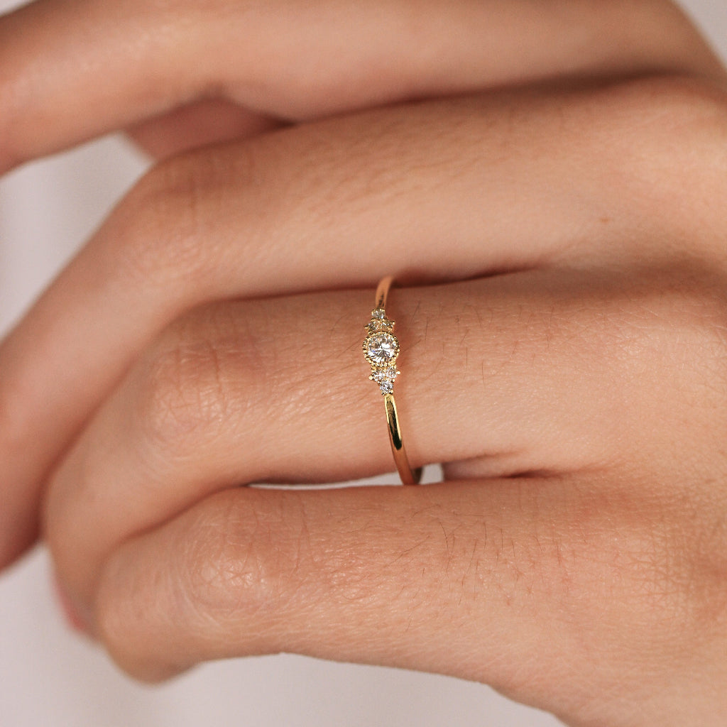 Anillo de pedida oro amarillo 18k con diamantes