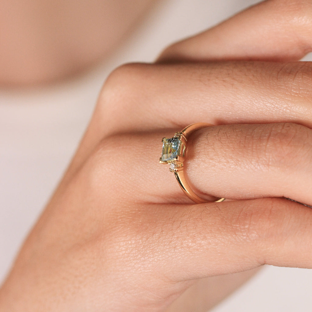 Anillo de oro amarillo 18k con aguamarina