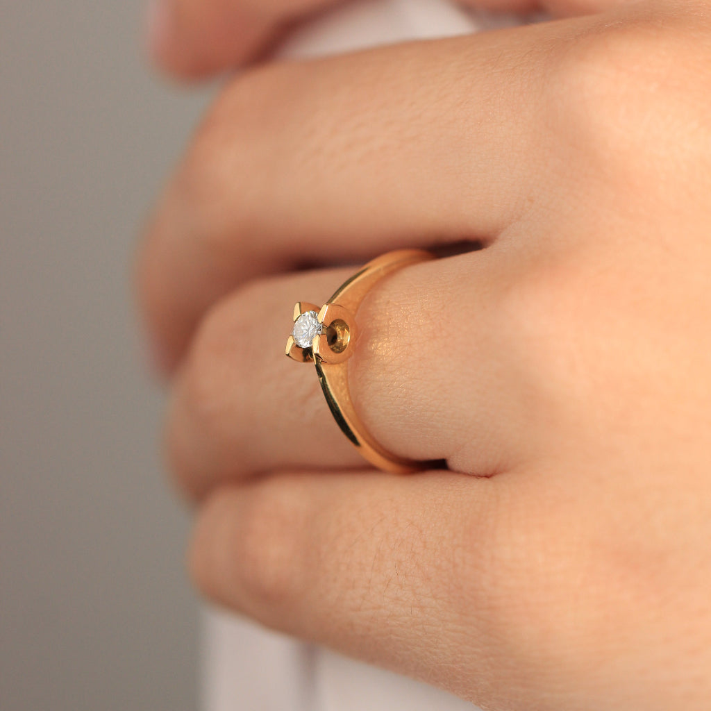 Sortija de oro amarillo 18k con diamante