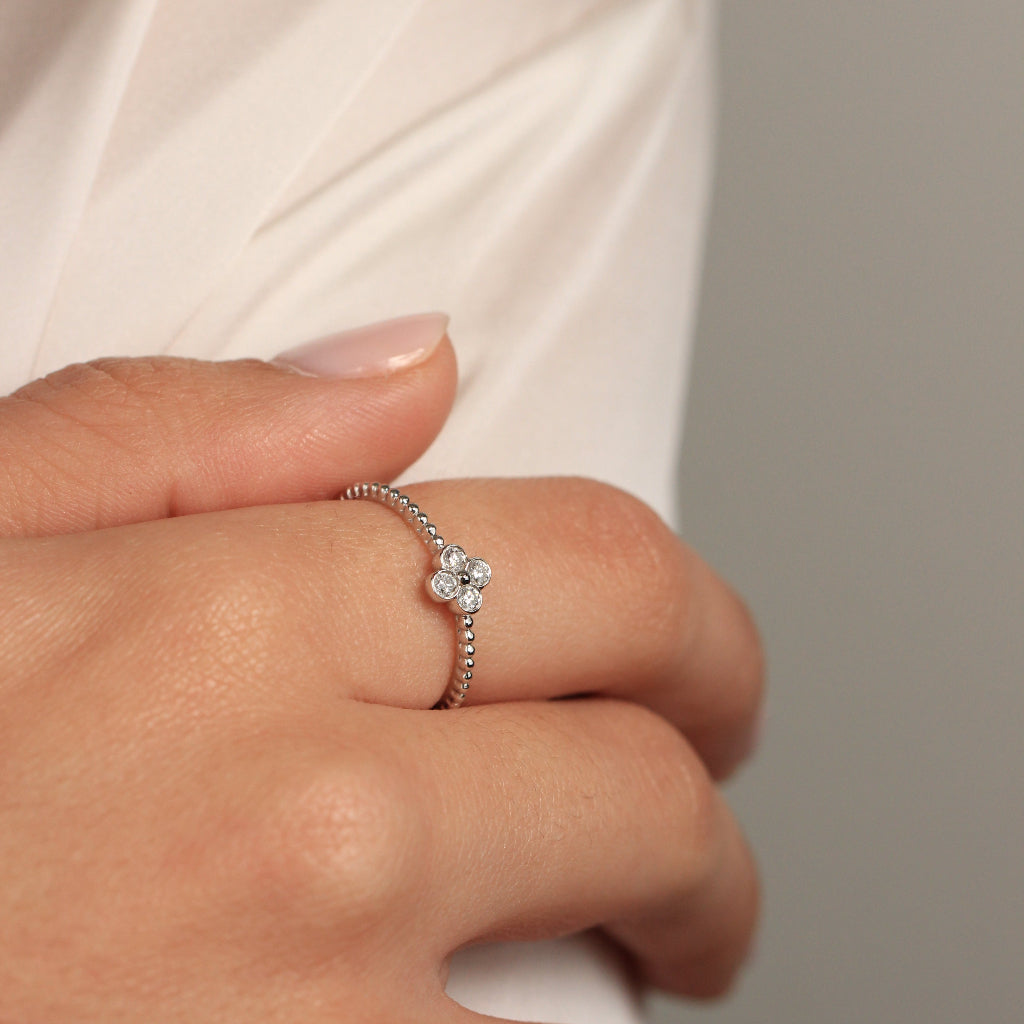 Anillo de oro blanco de 18k con diamantes en forma de flor