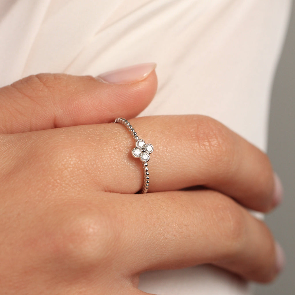 Anillo de oro blanco de 18k con diamantes