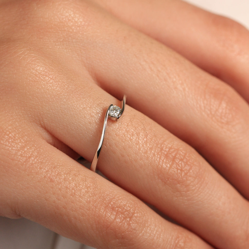 Anillo de oro blanco fina con diamante central