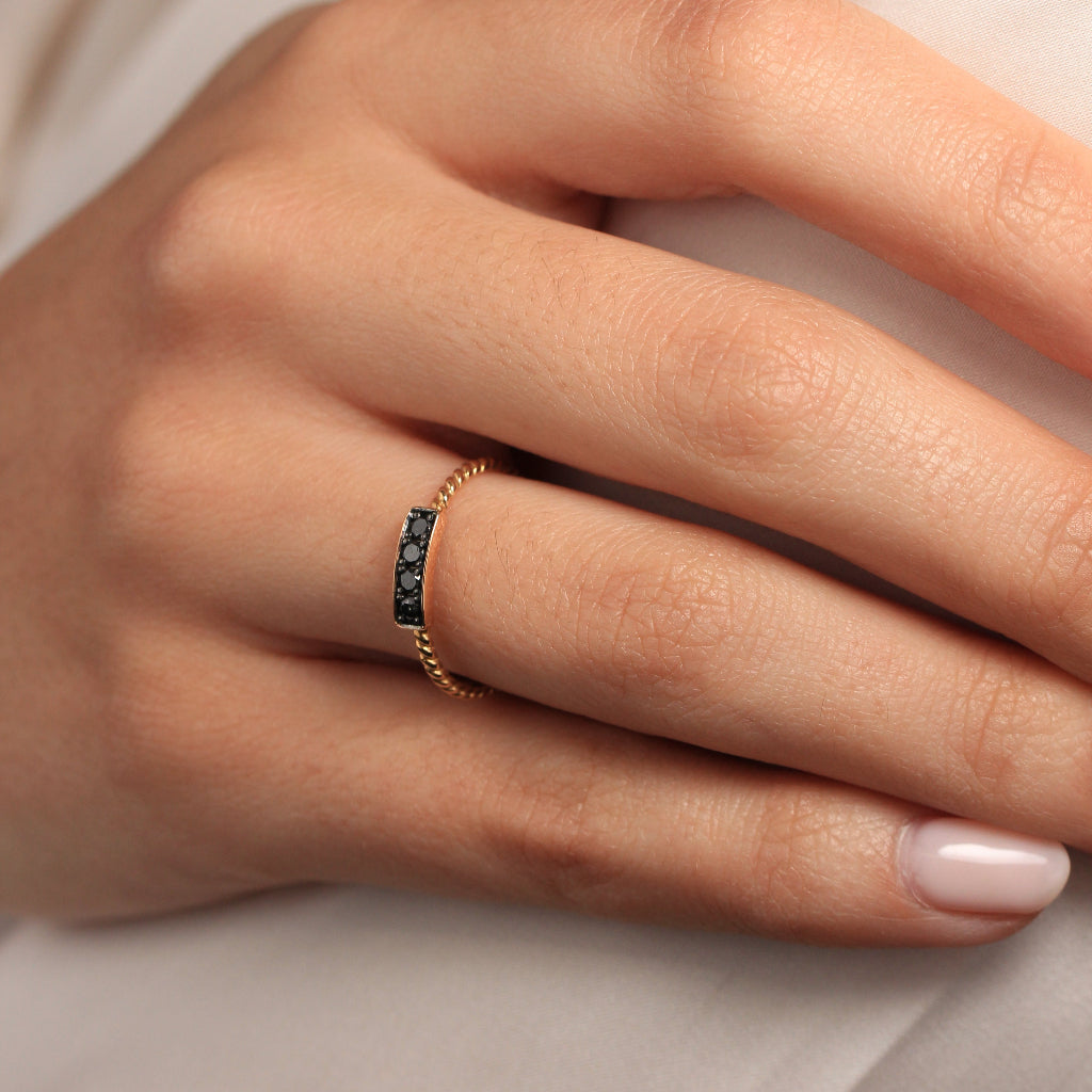 Anillo de oro rosa 18k con diamantes negros