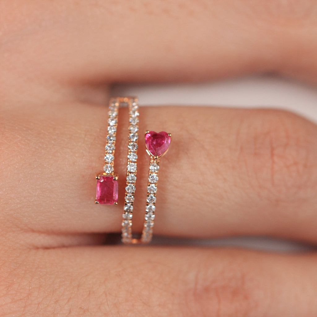 Anillo de oro rosa de 18k con diamantes y zafiro