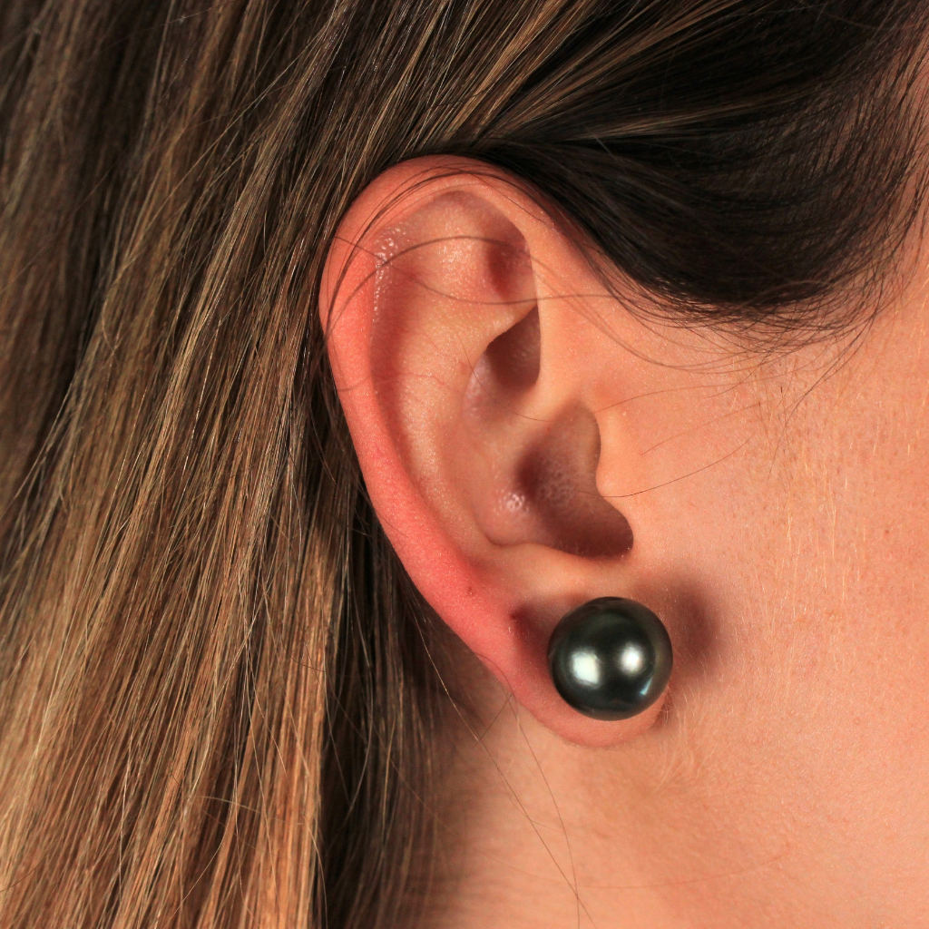 Pendientes de perla de Tahití con pernio y presión en oro amarillo de 18 kt.