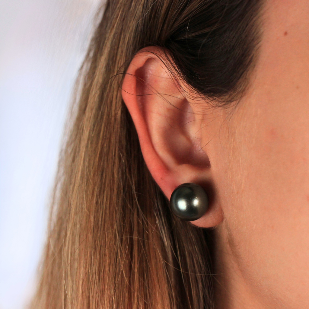 Pendientes de perla de Tahití con pernio y presión en oro amarillo de 18 kt.
