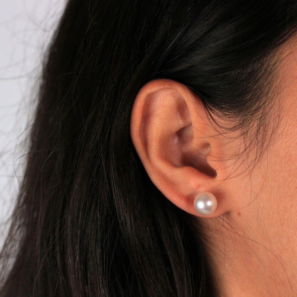 Pendientes de perla Akoya con pernio y presión en oro amarillo de 18 kt.