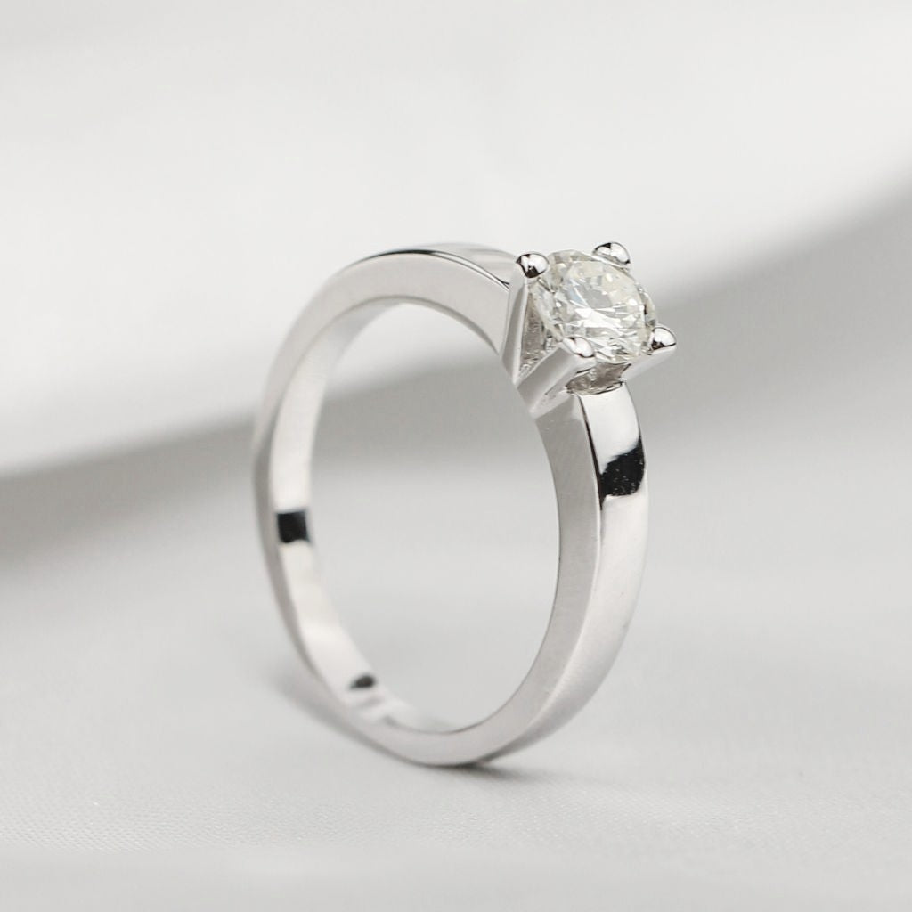 Anillo de compromiso solitario en oro blanco y diamantes