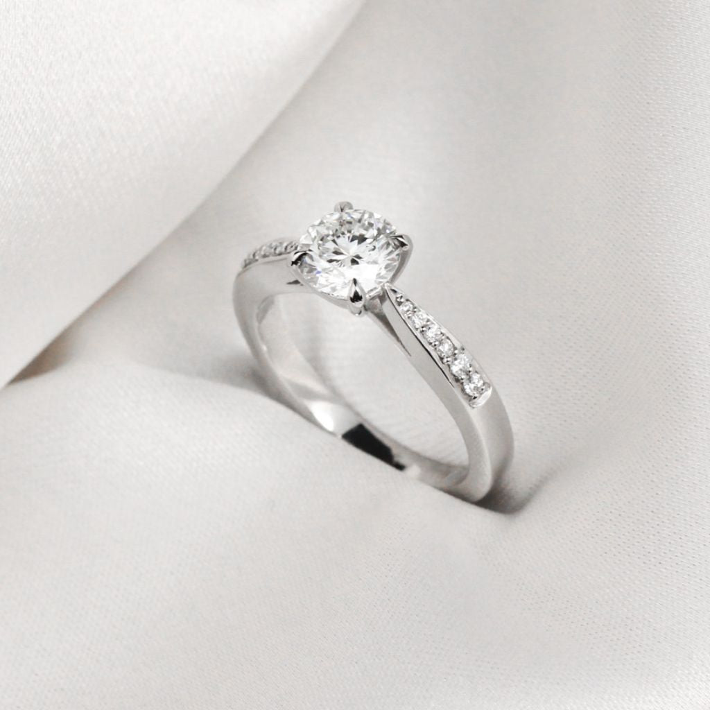 Anillo de compromiso solitario en platino y diamantes