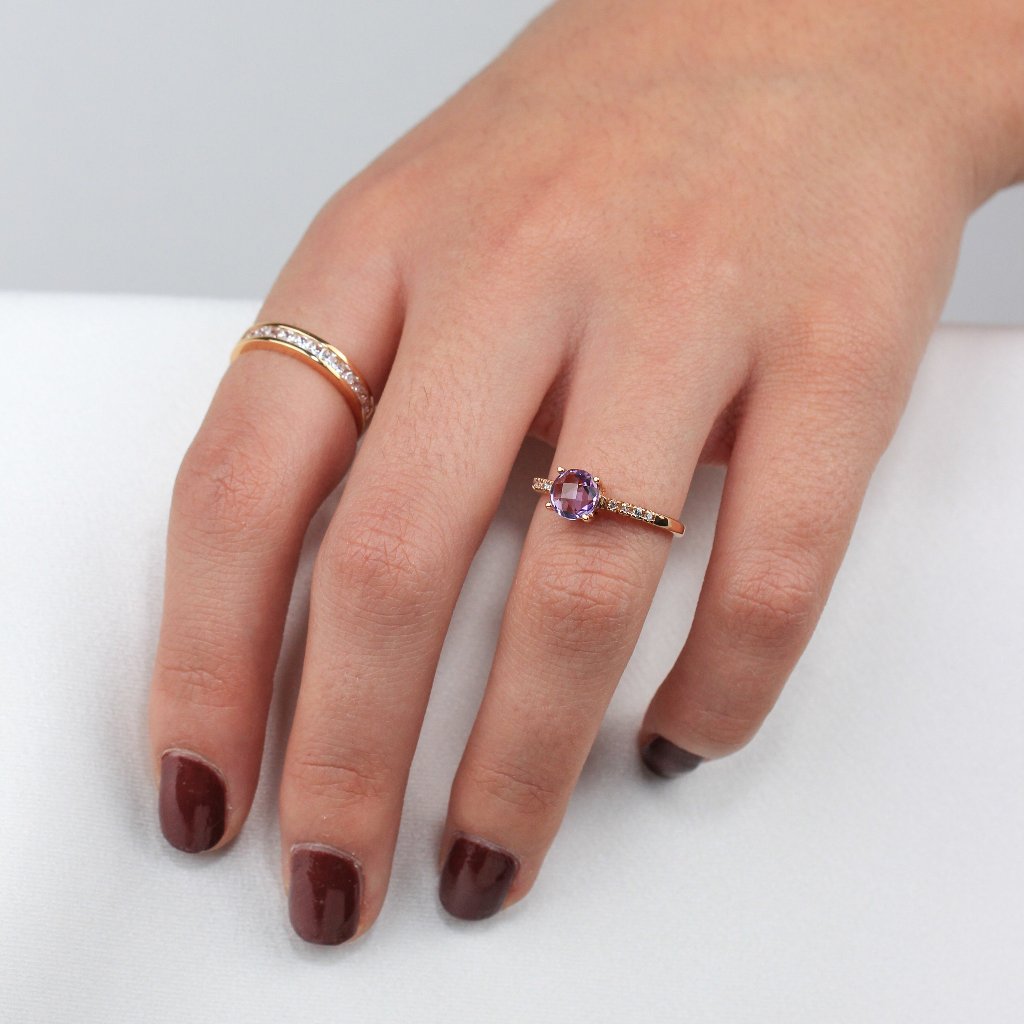 Anillo de oro rosa y amatista