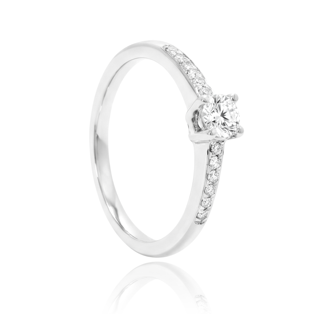 anillo de compromiso en oro blanco de 18 quilates con diamante y diamantes en los laterales