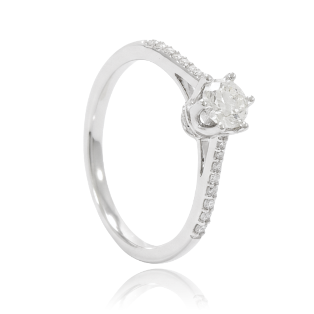 anillo compromiso en oro blanco de 18 quilates con diamante central y en los laterales