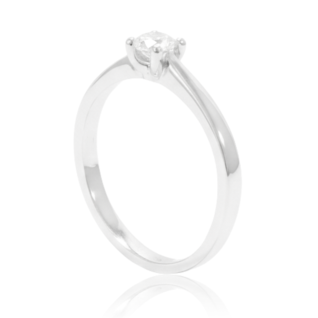 anillo compromiso en oro blanco de 18 quilates con un diamante solitario