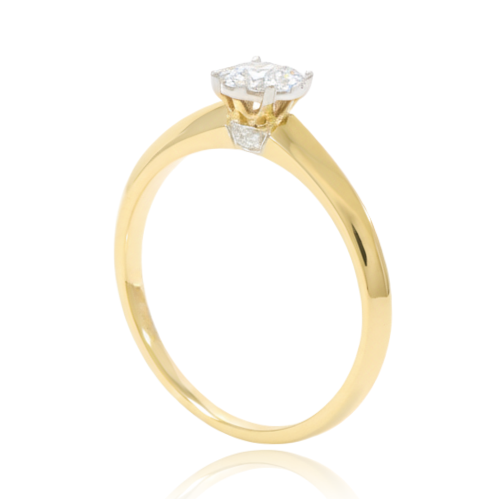 anillo compromiso en oro amarillo de 18 quilates con diamantes