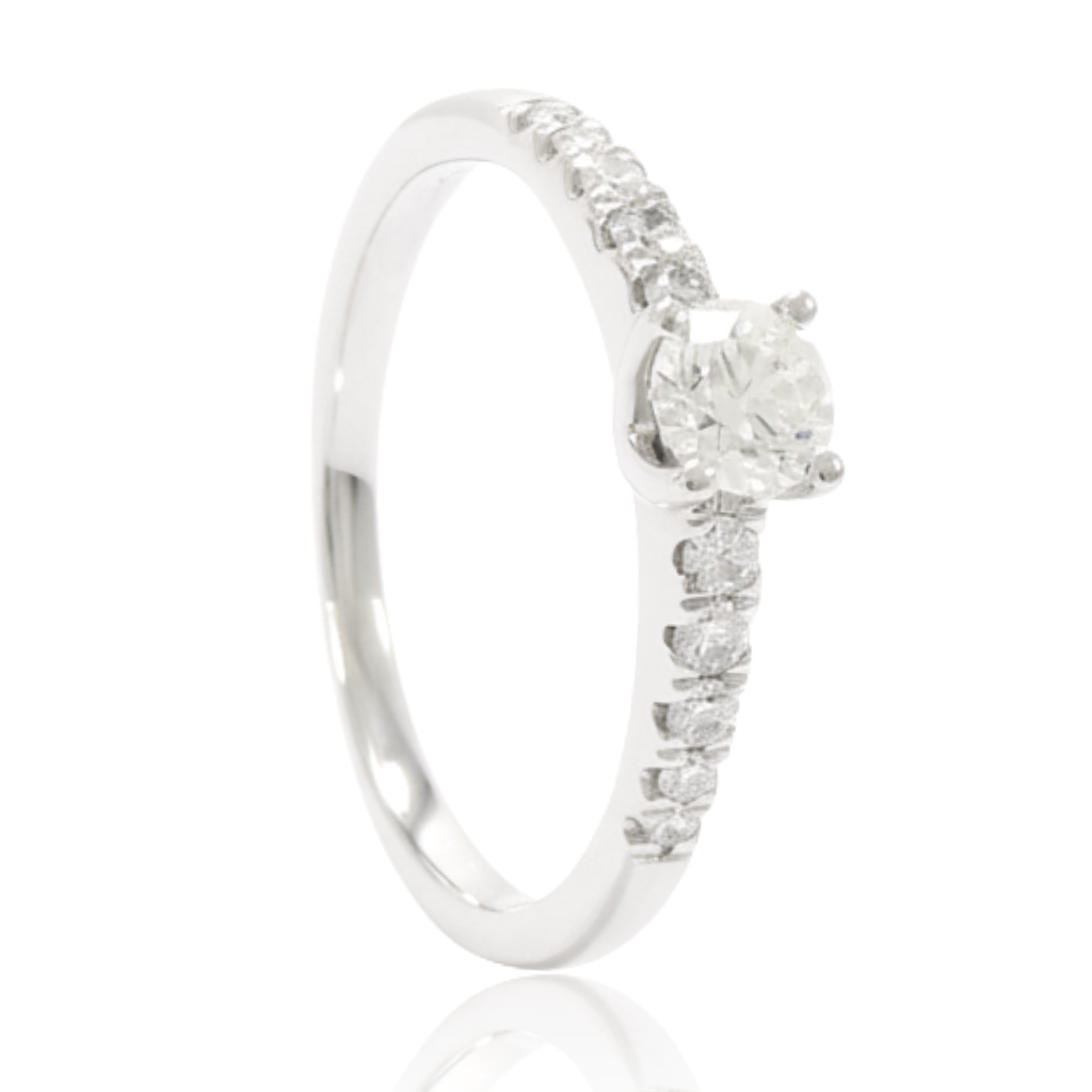 anillo compromiso en oro blanco de 18 quilates con diamante y diamantes en los laterales