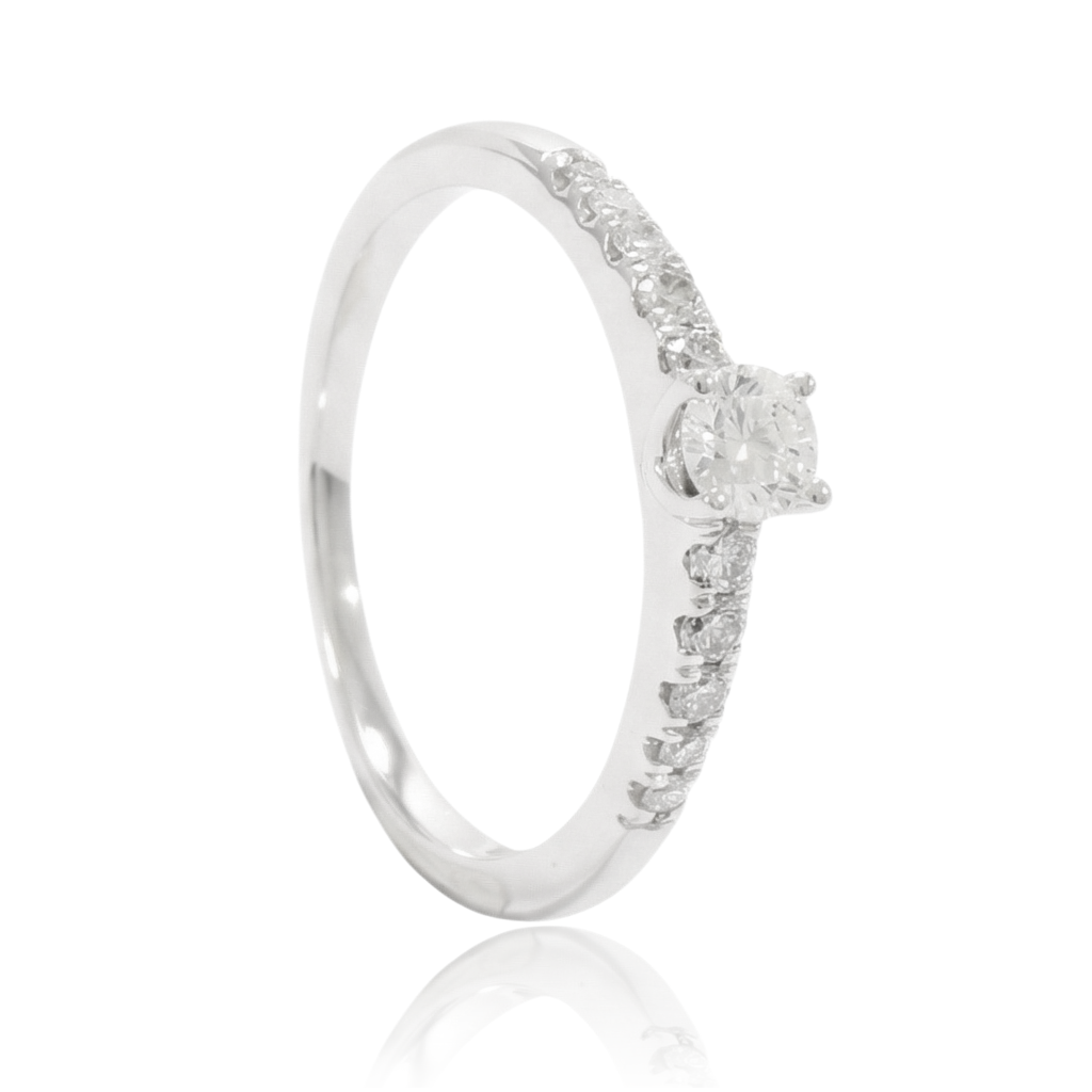 anillo compromiso oro blanco de 18 quilates con un diamante central y diamantes en los laterales
