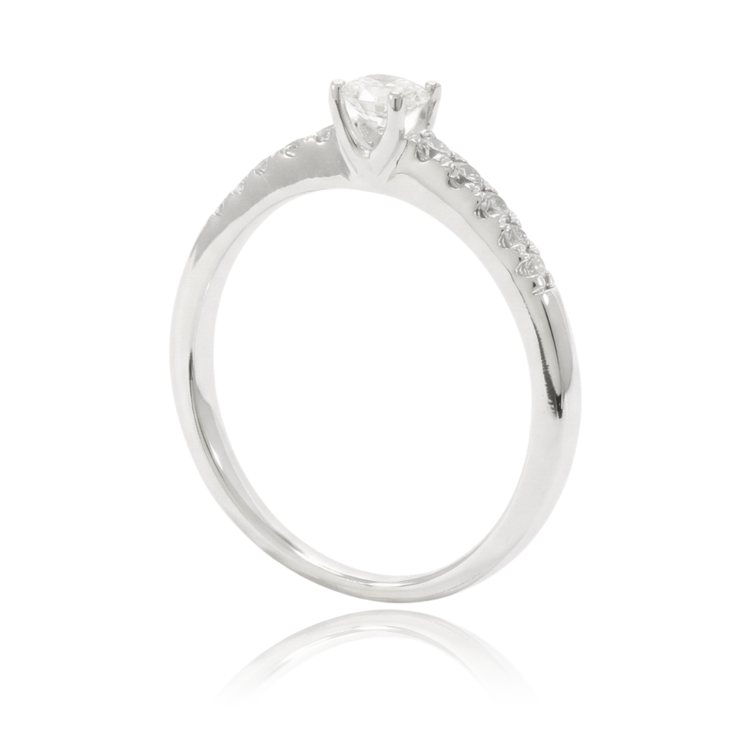 anillo compromiso en oro blanco de 18 quilates con un diamante central y en los laterales