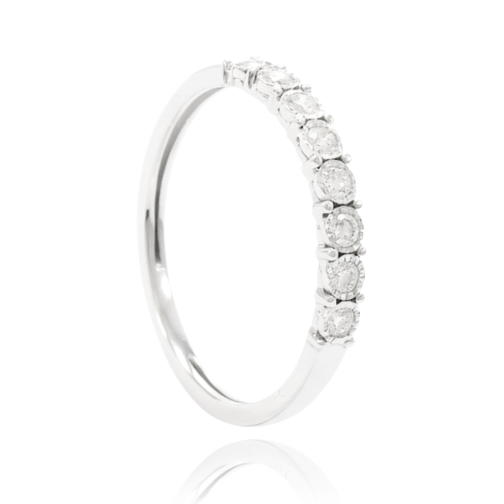 anillo tipo carril en oro blanco de 18 quilates con diamantes 