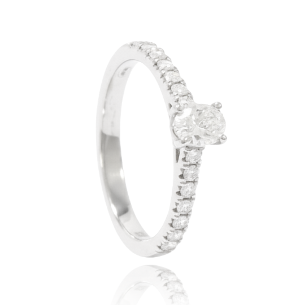 anillo compromiso oro blanco de 18 quilates con diamante oval y diamantes en los laterales