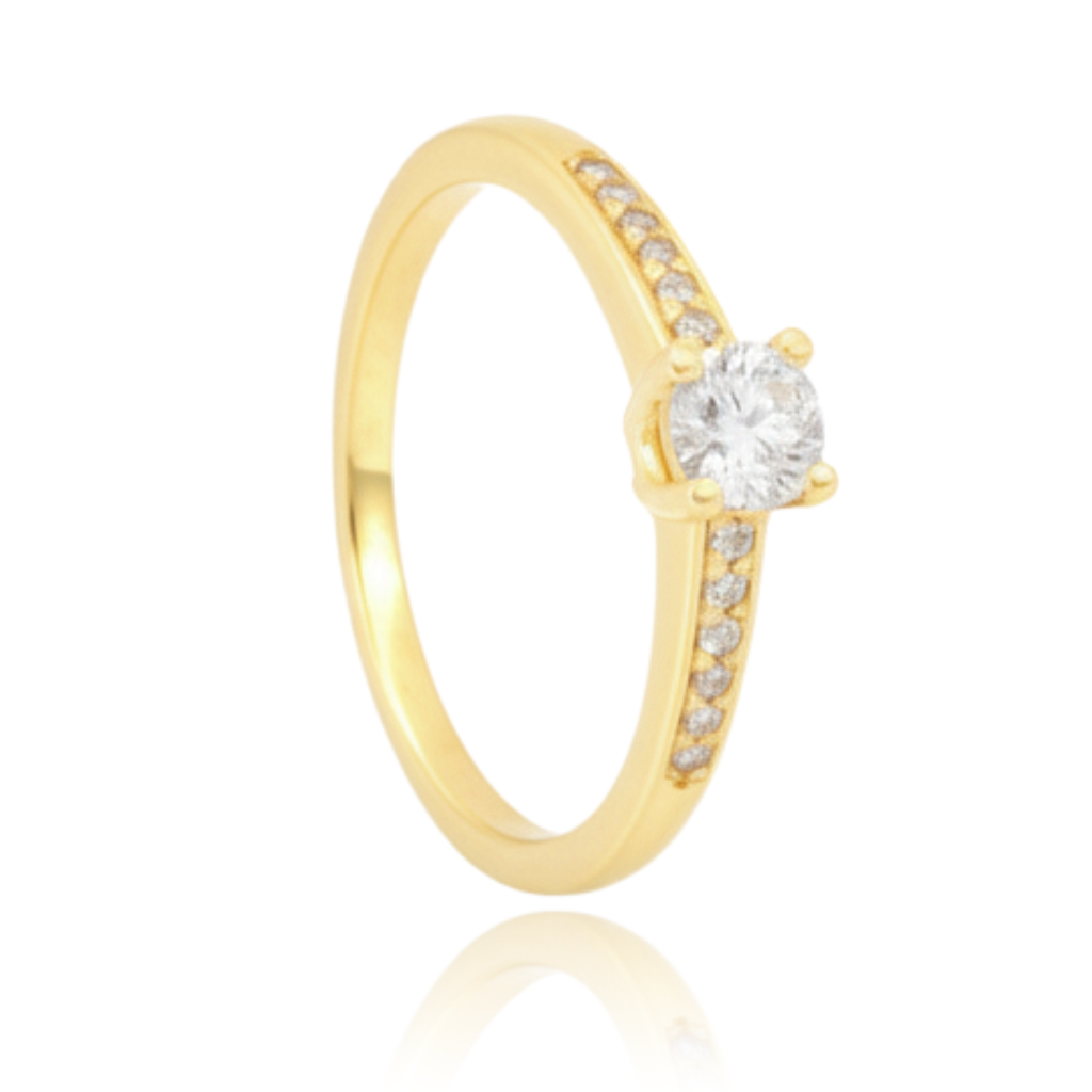 anillo de compromiso en oro amarillo de 18 quilates con un diamante central y diamantes en los laterales