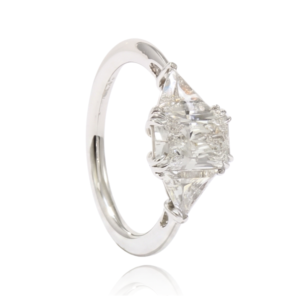 anillo de compromiso oro blanco 18k con diamante laboratorio rectangular