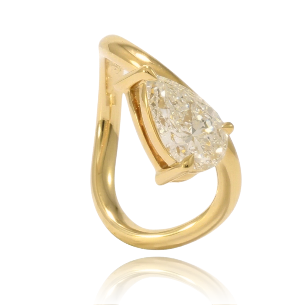 anillo de compromiso en oro amarillo de 18k con diamante creado talla pera