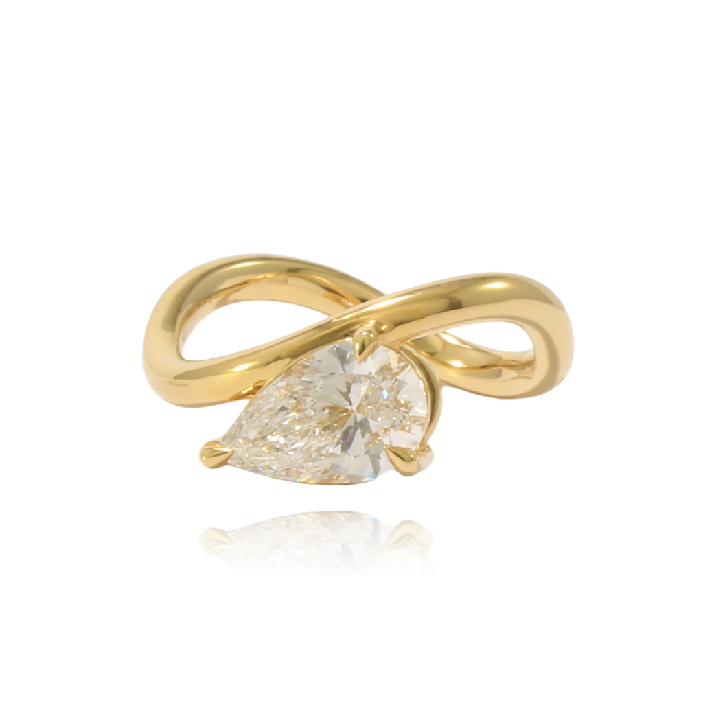 anillo de compromiso en oro amarillo de 18k con diamante de laboratorio talla pera