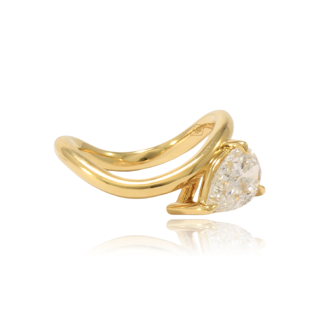 anillo de compromiso en oro amarillo de 18k con diamante de laboratorio en forma de lágrima