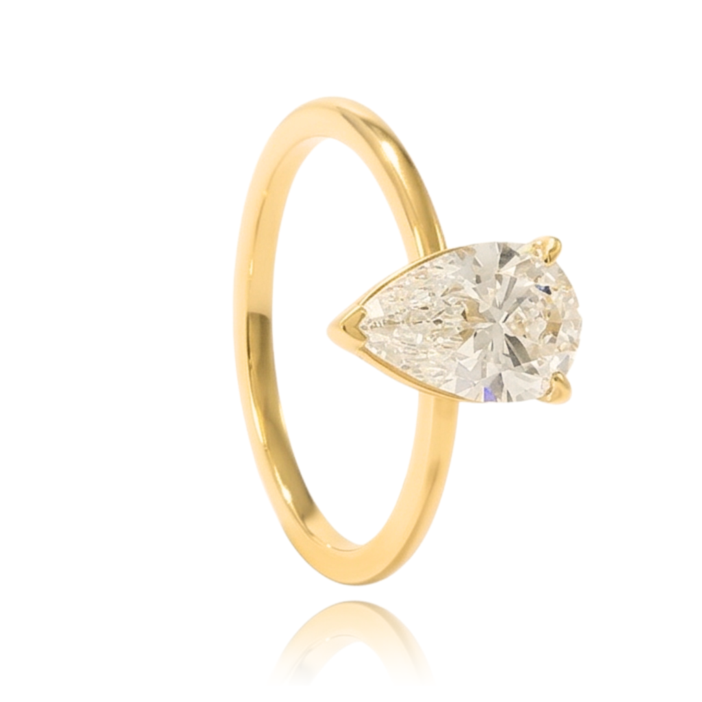 anillo de compromiso en oro amarillo de 18k con diamante creado de laboratorio talla pera en forma de lágrima