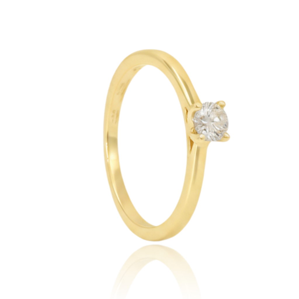 anillo de compromiso realizado en oro amarillo de 18 quilates con diamante solitario