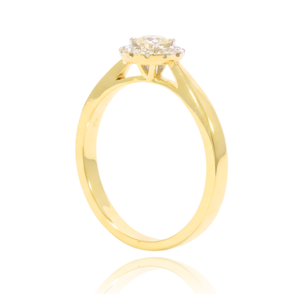 anillo de compromiso en oro amarillo de 18 quilates con un diamante central y una orla de diamantes