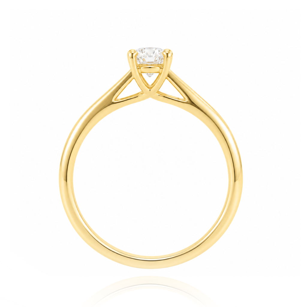 Detalle de anillo de compromiso en oro amarillo de 9 quilates con diamante de laboratorio engastado en cuatro garras, calidad F-VS.
