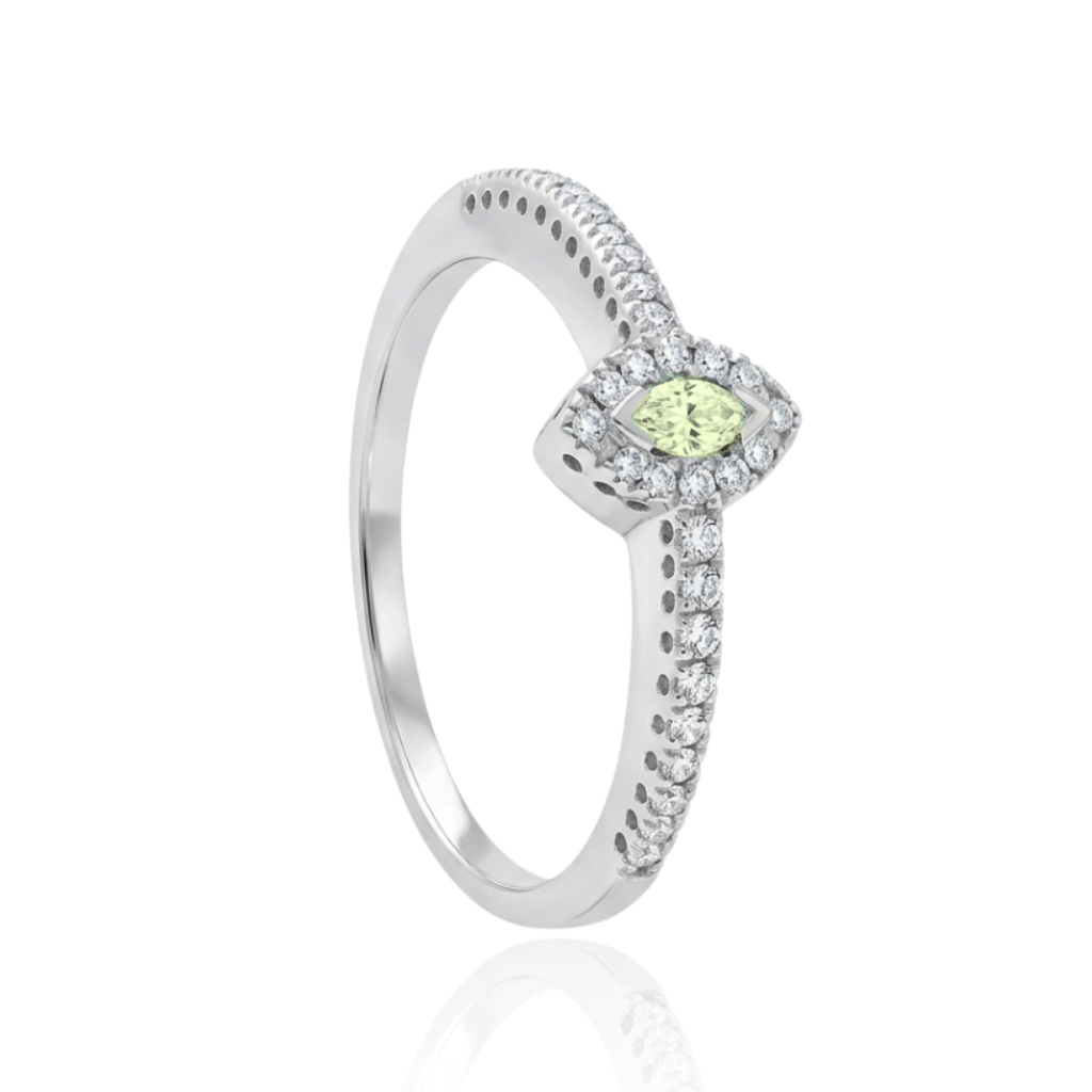 Sortila de diamantes realizada en oro blanco de 18 quilates con un diamante de color