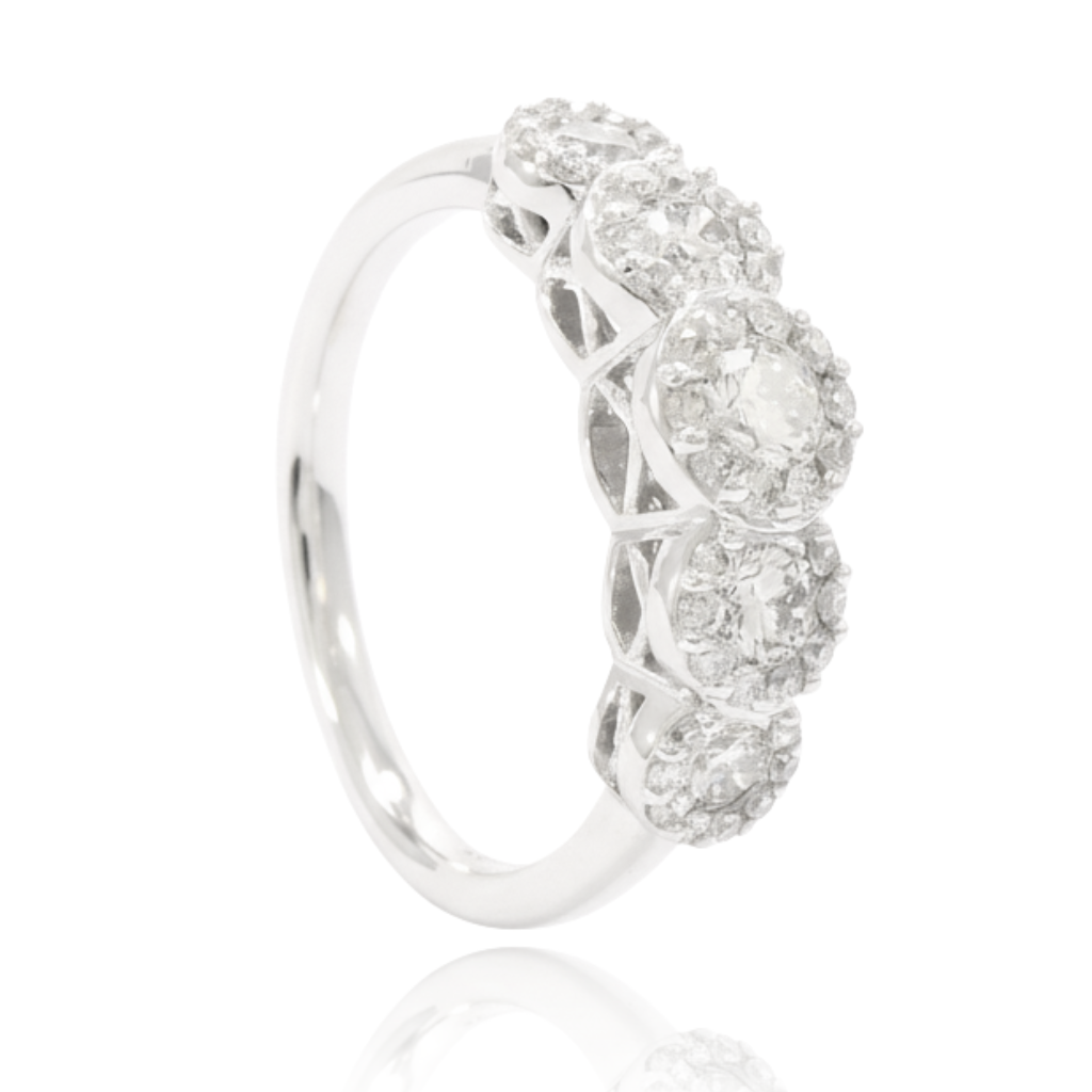 anillo realizado en oro blanco de 18 quilates con cinco motivos de diamantes