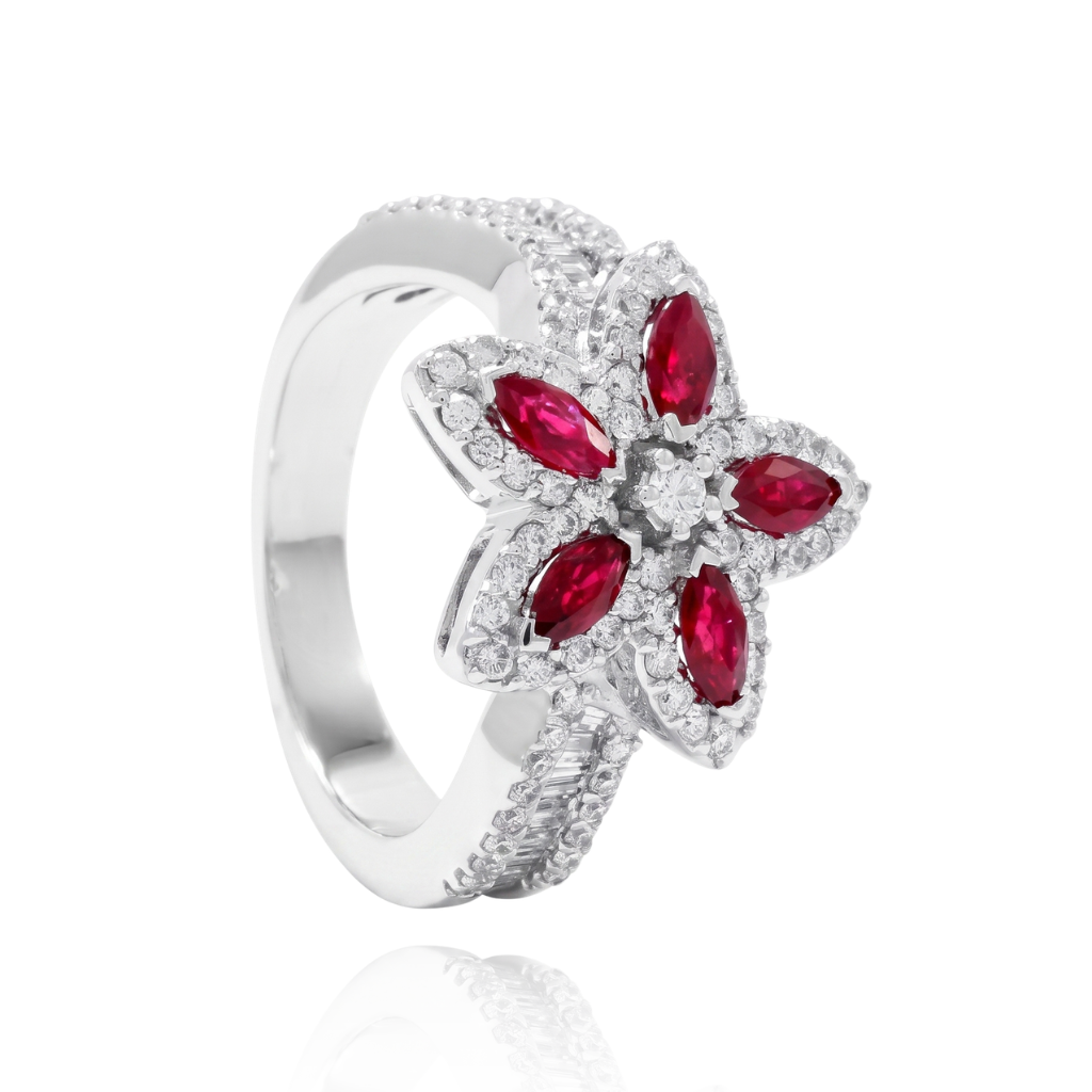 anillo realizado en oro blanco de 8 quilates con rubí y diamanantes talla brillante 