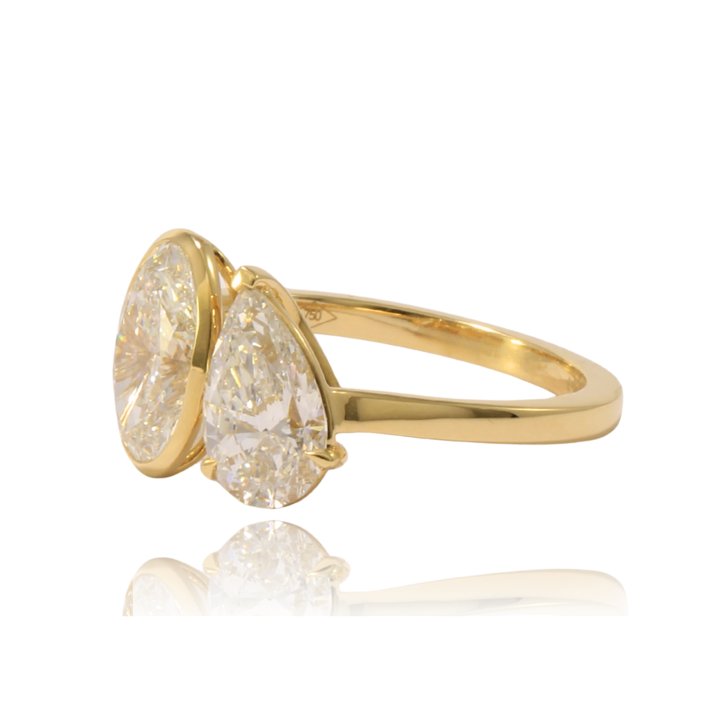 anillo de compromiso tu y yo en oro amarillo de 18k y diamante creado