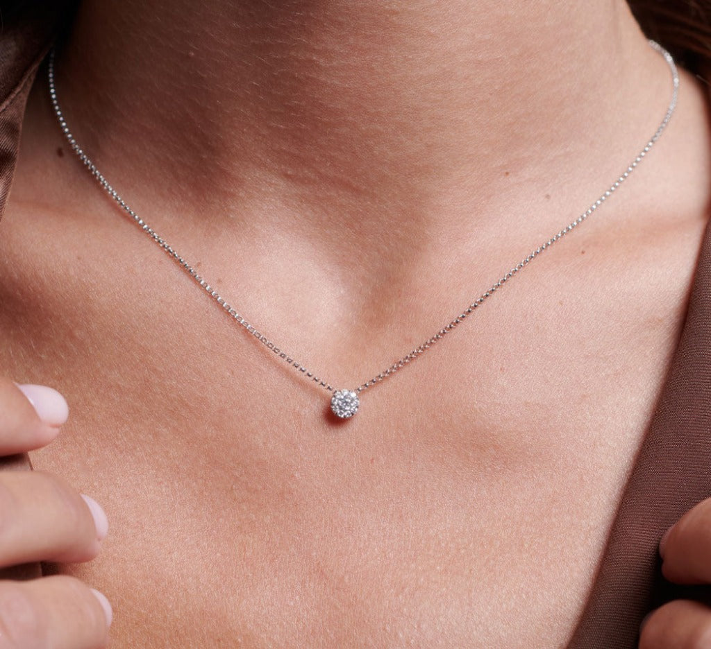 Cuello de modelo con collar realizado en oro blanco de 18 quilates con un colgante de diamantes. Joyería Pamplona.