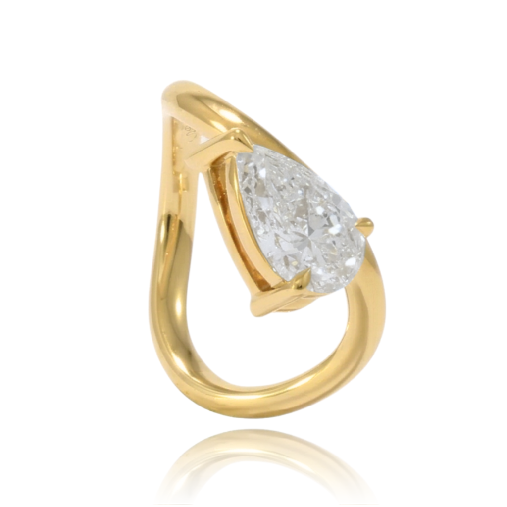 anillo de compromiso en oro amarillo de 18k con diamante creado talla pera
