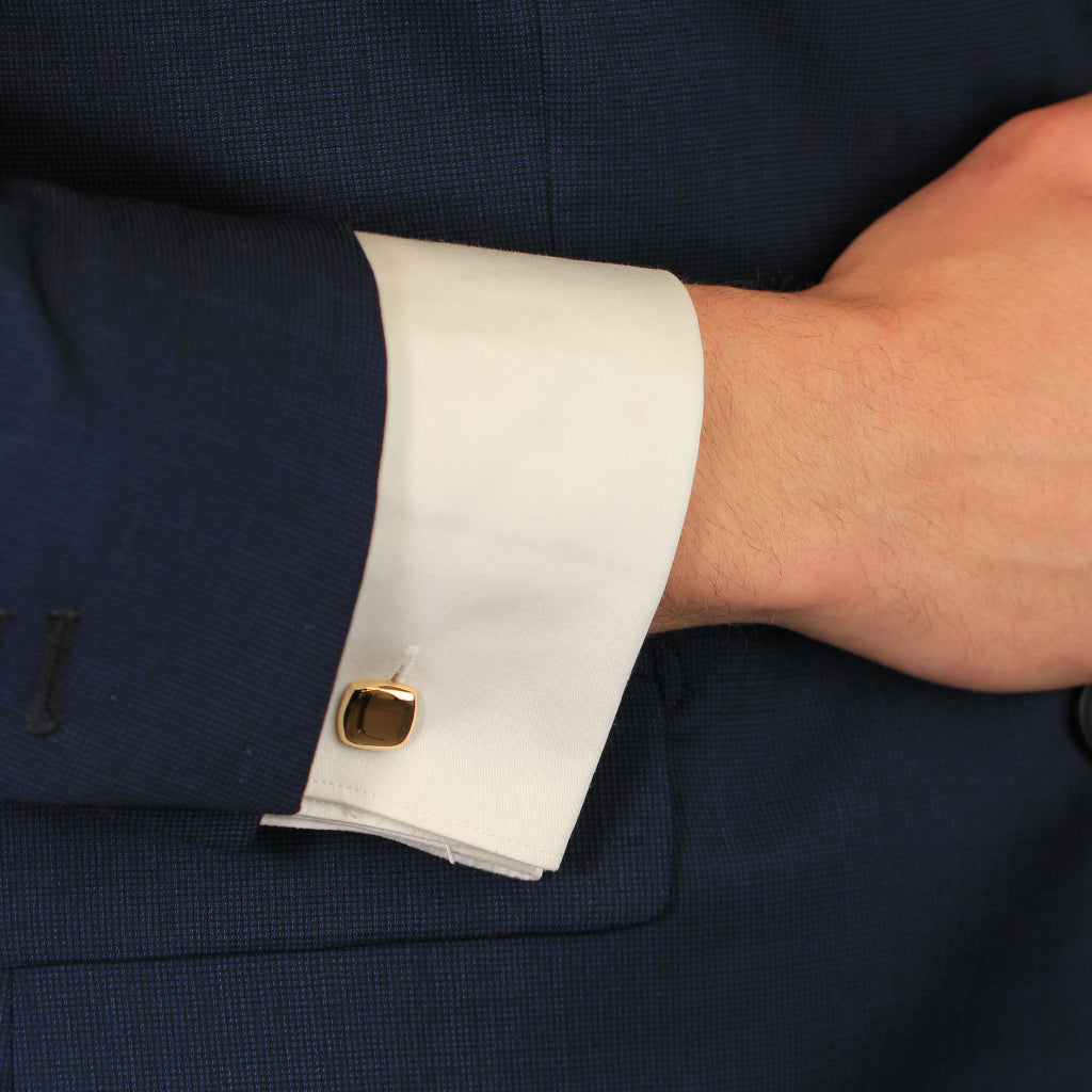 Gemelos cuadrados de oro amarillo de 18 quilates en puño de camisa.