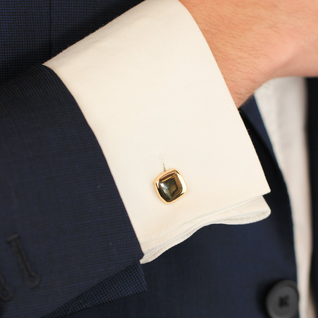 Gemelos cuadrados de oro amarillo de 18 quilates en puño de camisa.