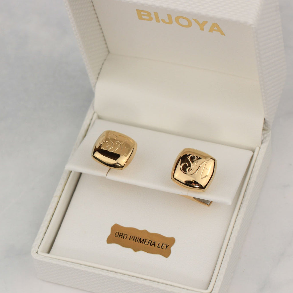 Gemelos grabados para camisa realizados en oro amarillo de 18 quilates en caja.