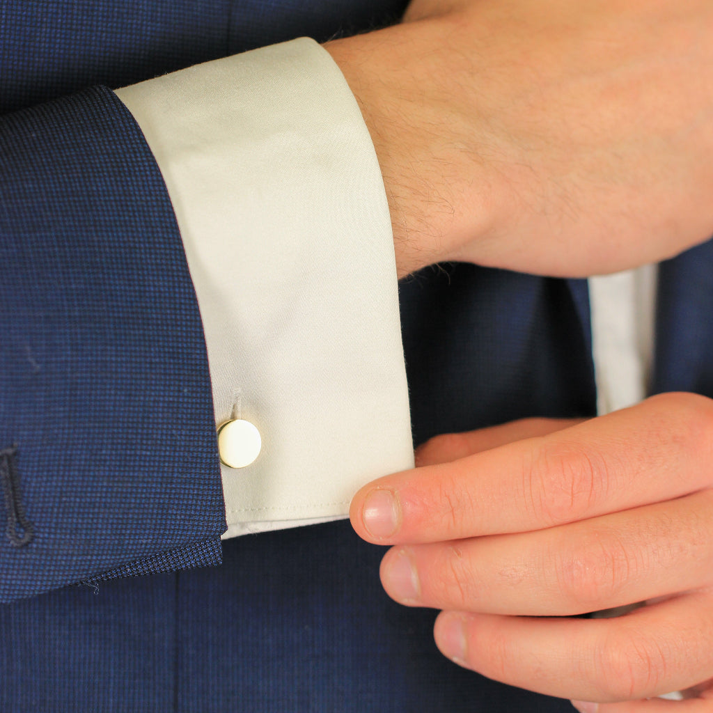 Gemelos circulares planos de oro amarillo de 18 quilates en puño de camisa.