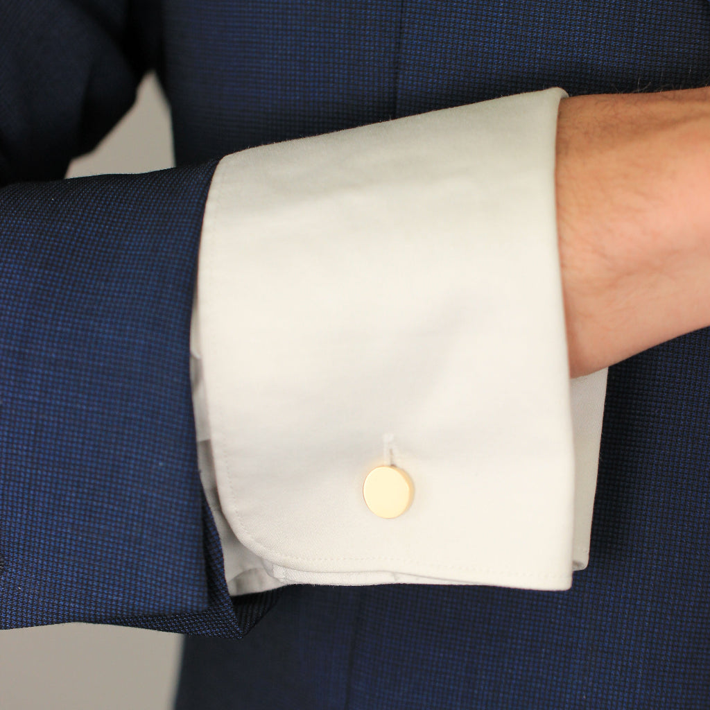 Gemelos circulares planos de oro amarillo de 18 quilates en puño de camisa.