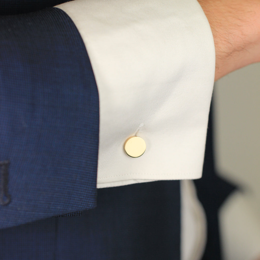Gemelos circulares planos de oro amarillo de 18 quilates en puño de camisa.