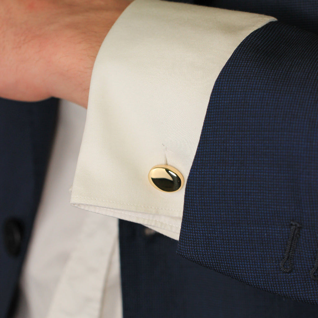 Gemelos ovalados de oro amarillo de 18 quilates en puño de camisa.