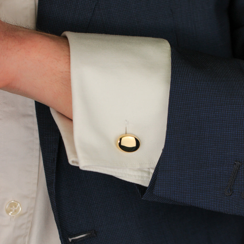 Gemelos ovalados de oro amarillo de 18 quilates en puño de camisa.