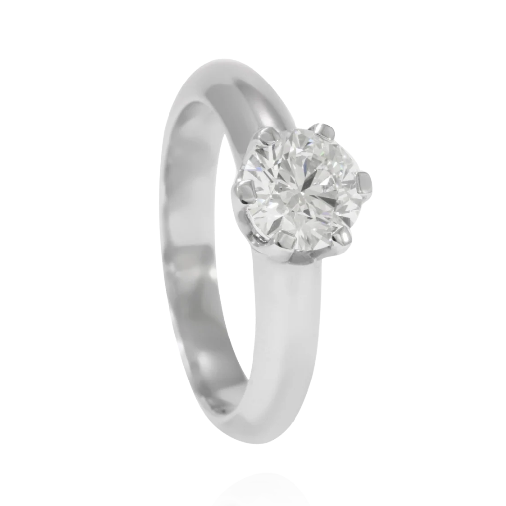 Sortija de oro blanco de 18 quilates con un diamante talla brillante engastado en seis garras. El peso total del diamante es de 1,02 cts. con una pureza VS2 y color G.