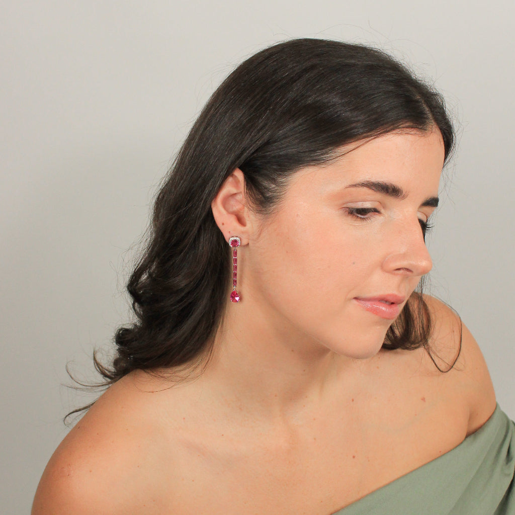 Pendientes de invitada realizados en plata de primera ley con circonitas rosas