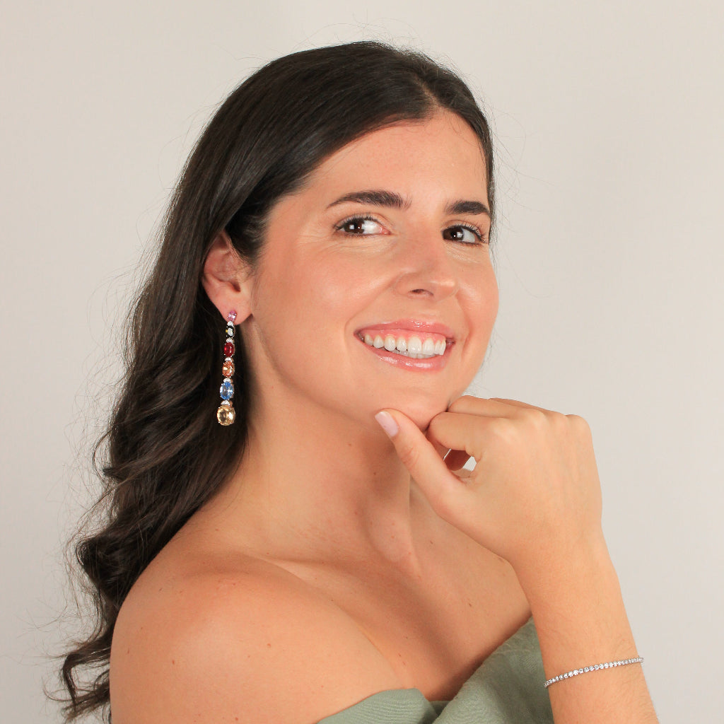 Pendientes largos invitada en plata de primera ley y circonitas de color