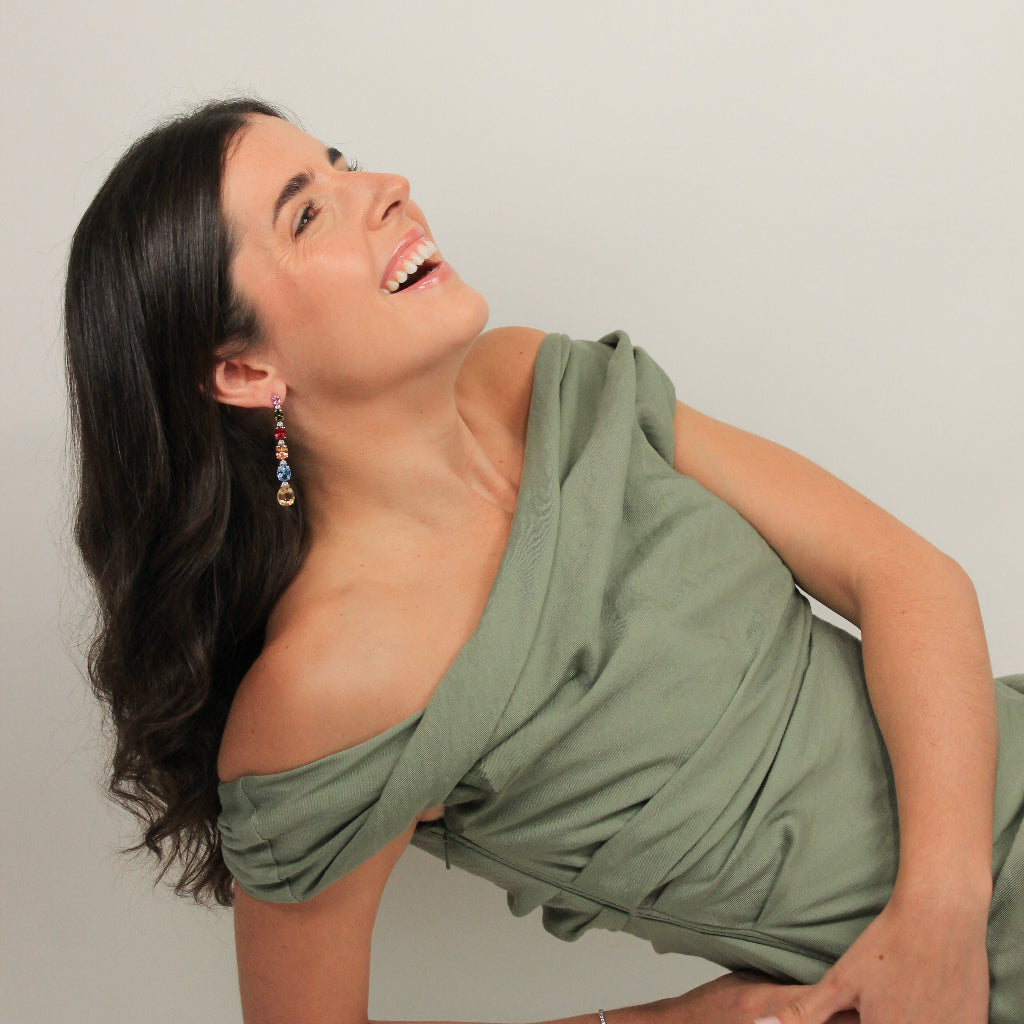 Pendientes largos invitada en plata de primera ley y circonitas de color